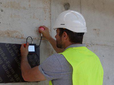 La loupe électronique permet un agrandissement d'un facteur 10, ce qui permet notamment d'apprecier beaucoup pus finement l'ouverture des fissures.