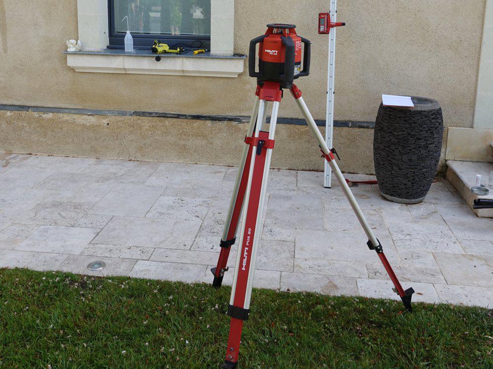 Le niveau laser HILTI PR35 permet de mesurer les pentes des dalles et dallages.