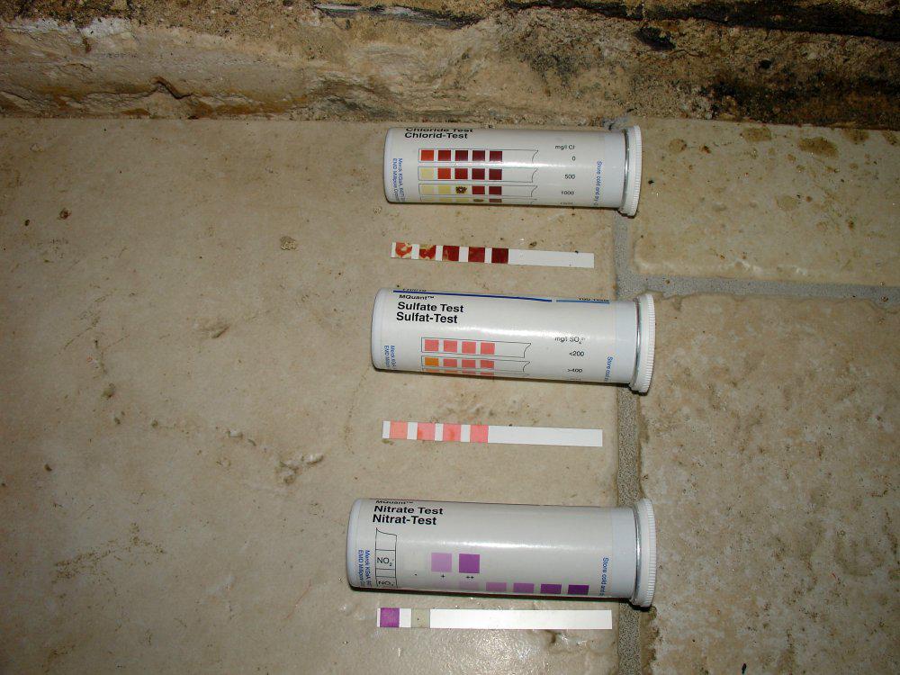 Les bandelettes de test aux sels permettent de confirmer la présence de sels à l'intérieur des murs en pierre (ex : salpètre).